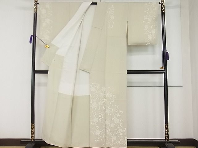 平和屋本店●極上 きもの志麻 岩下志麻ブランド 訪問着 駒刺繍 葡萄唐草文 金彩 白橡色地 パールトーン加工 逸品3s20967