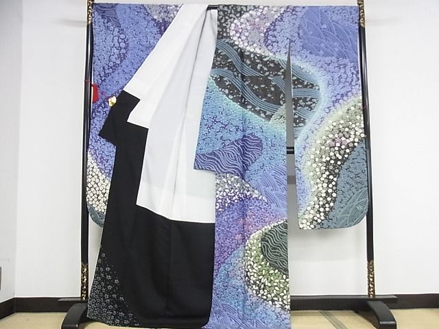 平和屋本店■極上 十日町 名門 滝泰謹製 振袖 襲絞り 相良刺繍 流水花文 銀通し地 正絹 逸品 KAAA1082kk4