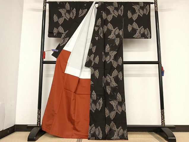 平和屋着物●本場大島紬 純泥染 割込絣 舞蝶文 証紙付き 正絹 逸品 未使用 AAAU4297np