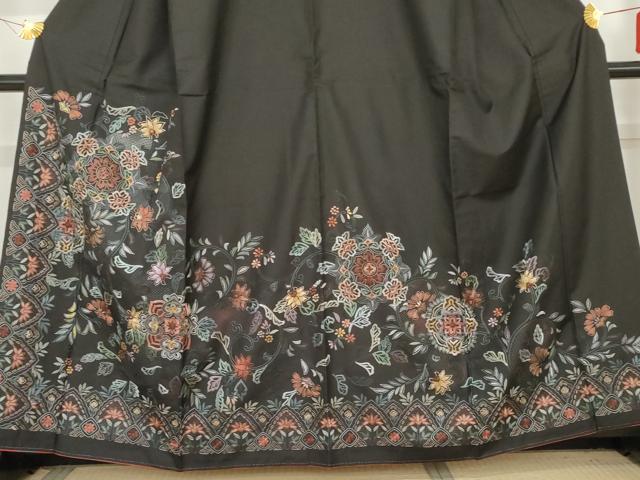 平和屋着物●総刺繍 訪問着 紬地 中国三大刺繍 汕頭刺繍 スワトウ刺繍 更紗正倉院花文 黒地 正絹 逸品 AABE0040cs