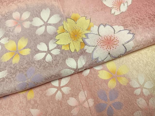 平和屋着物●豪華振袖 駒刺繍 重ね山桜文 暈し染め 金通し地 正絹 逸品 AABG7342ph