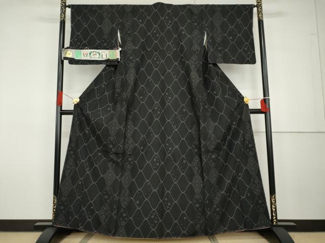 平和屋着物●結城紬 奥順 はたおり娘 80亀甲 飛び亀甲 網目舞花文 黒地 健勝苑扱い 証紙付き 正絹 逸品 未使用 AABG7916cs