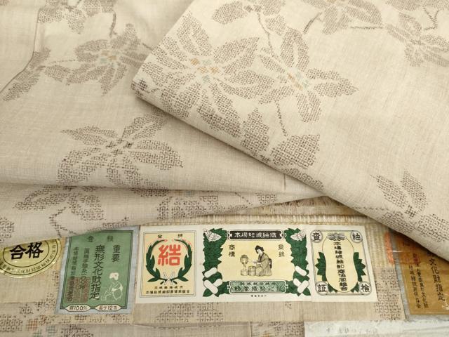 平和屋着物●本場結城紬 重要無形文化財 100亀甲 枝花文 大丸扱い 井上商事株式会社謹製 証紙付き 正絹 逸品 AABH7133cs