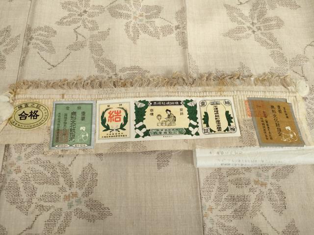 平和屋着物●本場結城紬 重要無形文化財 100亀甲 枝花文 大丸扱い 井上商事株式会社謹製 証紙付き 正絹 逸品 AABH7133cs