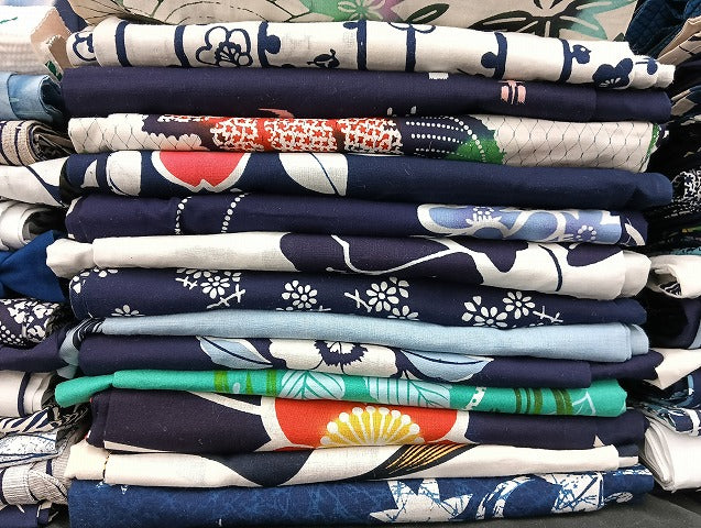 平和屋着物■浴衣 まとめて 45点 蝶 風景 菖蒲 花柄 型染め 金彩 など 着用可能多数 未使用品あり mmm125