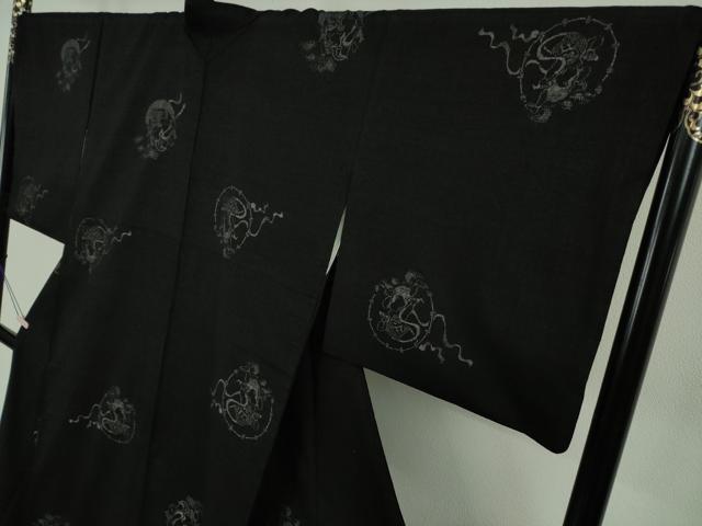 平和屋本店●希少 本場結城紬 重要無形文化財 160亀甲 飛び亀甲柄 風神雷神 黒地 縞屋謹製 証紙付き 逸品 DZAB1990kh6