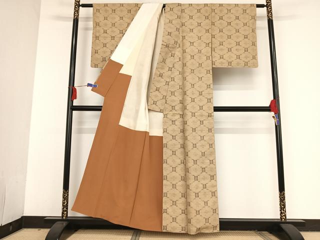 平和屋着物●日本工芸会正会員 秋山眞和 綾の手紬 手織 本藍染 蜀江花文 反端付き 正絹 逸品 AAAT9440np