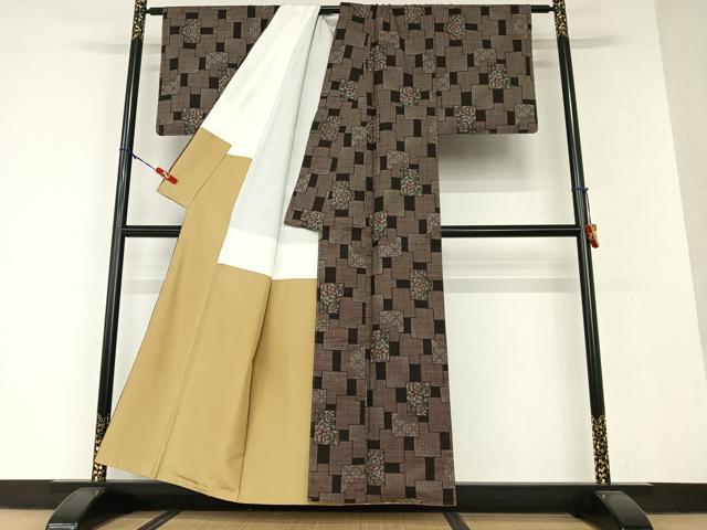 平和屋着物●本場大島紬 泥染め 7マルキ 色紙重ね花文 正絹 逸品 AAAV7210zg
