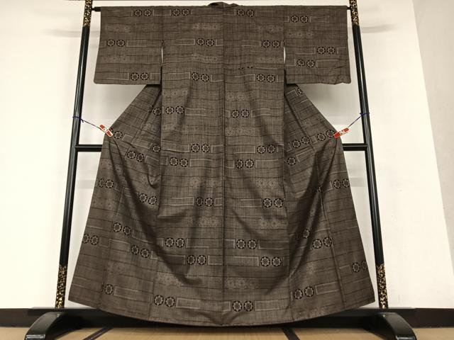 平和屋着物●本場大島紬 泥染め 7マルキ 横段花丸文 正絹 逸品 AAAV7224zg