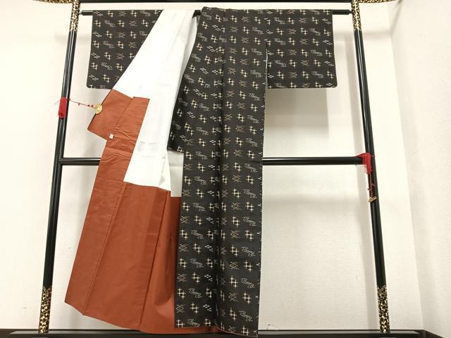 平和屋着物●本場琉球絣 紬 黒地 そごう百貨店扱い 正絹 逸品 AAAW1821ph