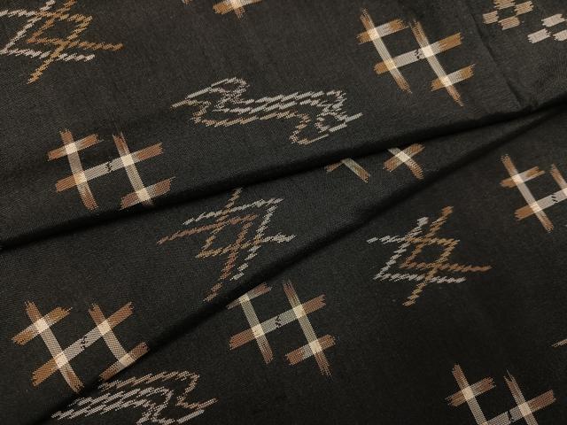 平和屋着物●本場琉球絣 紬 黒地 そごう百貨店扱い 正絹 逸品 AAAW1821ph