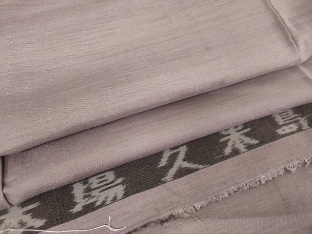 平和屋着物●国指定重要無形文化財 本場久米島紬 手織 浅紫色 反端付き 正絹 逸品 AAAW5306br