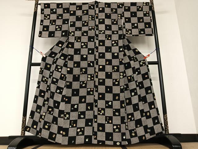 平和屋着物●上質な小紋 市松花宝尽くし文 黒地 金彩 鬼しぼ縮緬 三越扱い 正絹 逸品 AAAW9294zg