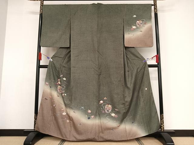 平和屋着物●訪問着 作家物 紬地 流水に花篭 柳煤竹色地 暈し染め 金彩 正絹 逸品 AAAY9927np