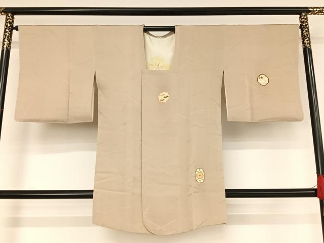 平和屋着物●銀座 志ま亀 道行コート 花唐草文 空五倍子色地 金彩 ロング丈 たとう紙付き 正絹 逸品 AAAZ3101np
