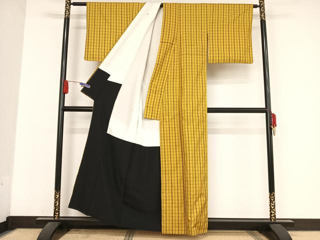 平和屋着物●山下八百子 本場黄八丈 市松綾織 格子 正絹 逸品 AABA4991np