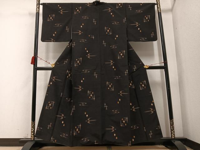平和屋着物●国指定重要無形文化財 本場久米島紬 琉球絣文様 手織 正絹 逸品 AABC3710ph