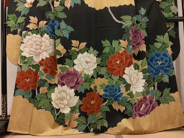 平和屋着物●豪華振袖 駒刺繍 牡丹 黒地 金彩 正絹 逸品 AABD6019ph