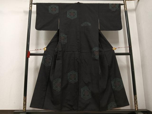 平和屋着物●本場結城紬 重要無形文化財 100亀甲 飛び亀甲柄 亀甲花唐草文 正絹 逸品 AABD7056ph