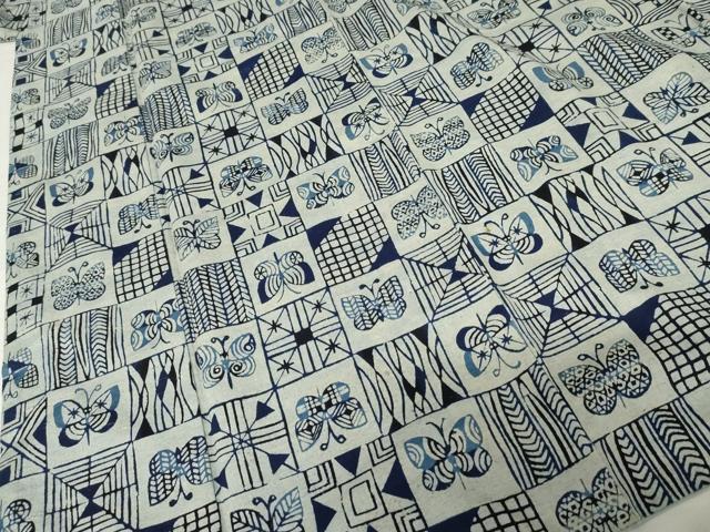 平和屋着物●国画会国展作家 立花長子 小紋 紬地 藍 型絵染 格子舞蝶文 正絹 逸品 AABE7093cs