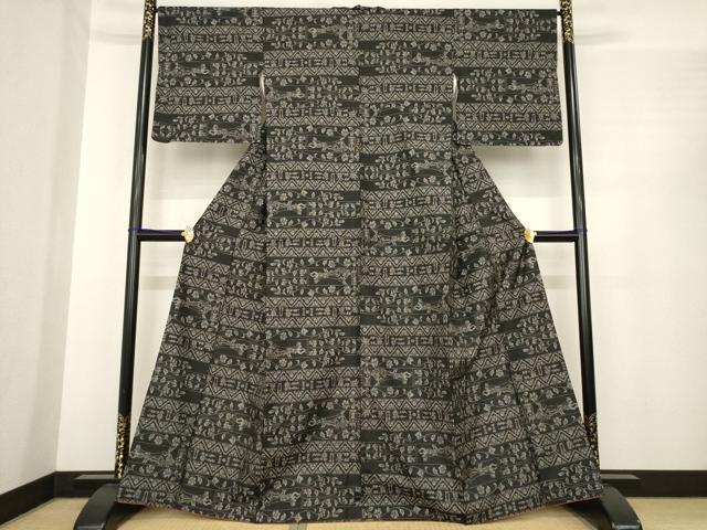 平和屋着物●本場大島紬 カタス9マルキ 横段人物花蔦草文 黒地 正絹 逸品 AABE7758ck