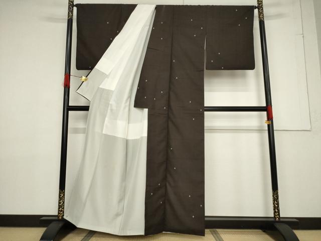 平和屋着物●本場大島紬 経緯絣 泥染め 地空き 丸文 飛び柄 関絹織物謹製 証紙付き 正絹 逸品 AABF3602ck