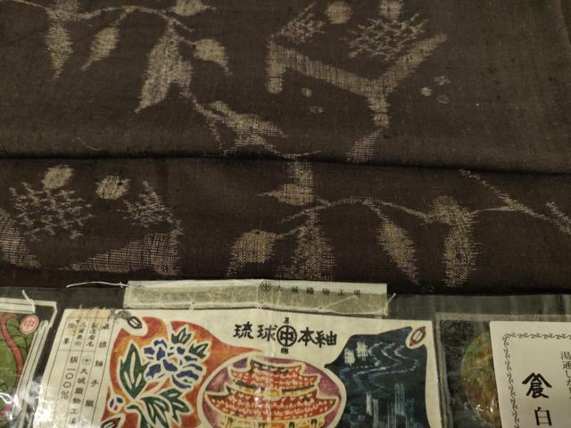 平和屋着物●本場琉球紬 手織り 草木染 枝花 碁盤 大城織物工場謹製 証紙付き 正絹 逸品 AABF3603ck