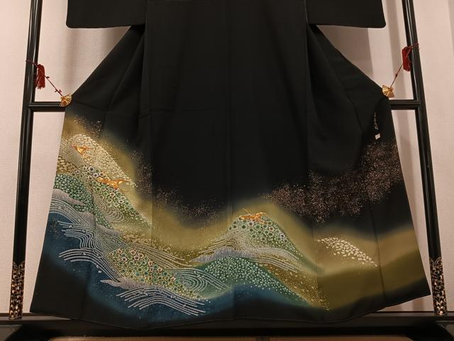 平和屋着物●蔦屋文司 黒留袖 駒刺繍 飛鶴花文 暈し染め 金彩 正絹 逸品 AABF4467ph