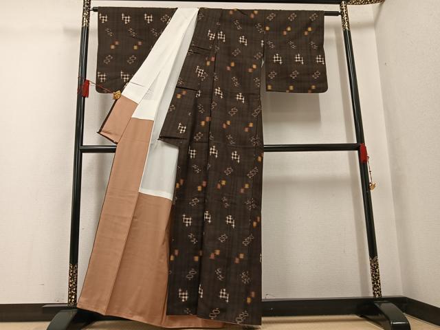 平和屋着物●国指定重要無形文化財 本場久米島紬 手織 琉球絣文様 正絹 逸品 AABG1079ph