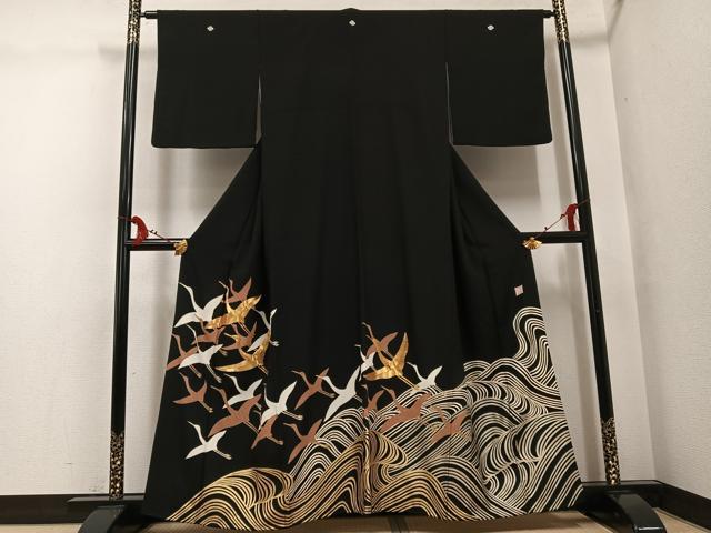 平和屋着物●人間国宝 五代 田畑喜八 黒留袖 駒刺繍 群れ鶴立波文 金彩 正絹 逸品 AABG1083ph