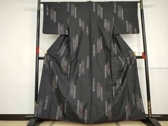 平和屋着物●本場大島紬 地空き カタス7マルキ 花唐草文 黒地 正絹 逸品 AABG2768cs