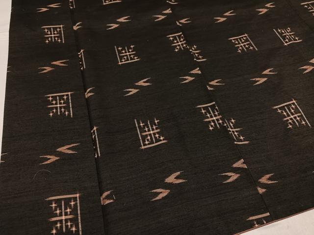 平和屋着物●国指定重要無形文化財 本場久米島紬 手織 琉球絣文様 正絹 逸品 AABG3475ph