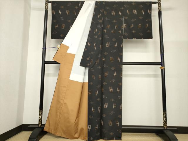 平和屋着物●上質な紬 琉球絣文様 黒地 正絹 逸品 AABG5801ck