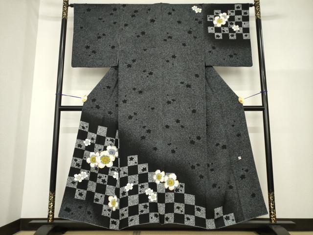 平和屋着物●京友禅 羽田工房 京都府指定無形文化財保持者 羽田登 訪問着 市松梅文 たたき染め 黒地 金銀彩 正絹 逸品 AABG5842ck