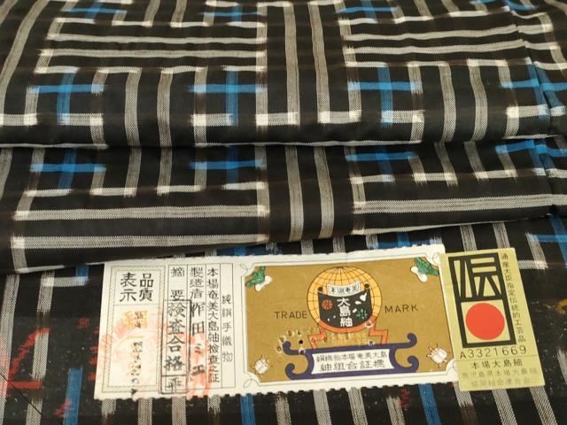 平和屋着物●本場大島紬 龍郷絣 秋名バラ 手織 作田ミエ作 証紙付き 正絹 逸品 AABG6602cs