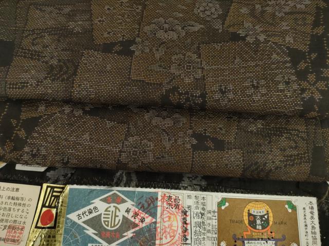 平和屋着物●本場大島紬 純泥染 色紙重ね花文 手織り カタス7マルキ 黒地 興紬商店 証紙付き 正絹 逸品 AABG6939ck