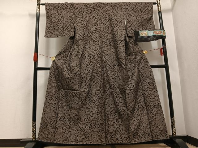 平和屋着物●本場大島紬 古代染色純泥染 カタス7マルキ 草花文 カネトク謹製 証紙付き 正絹 逸品 未使用 AABG7337ph