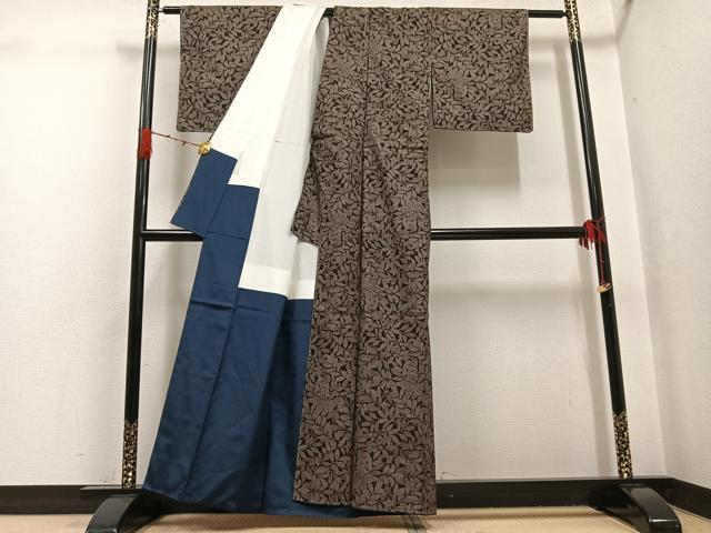 平和屋着物●本場大島紬 古代染色純泥染 カタス7マルキ 草花文 カネトク謹製 証紙付き 正絹 逸品 未使用 AABG7337ph