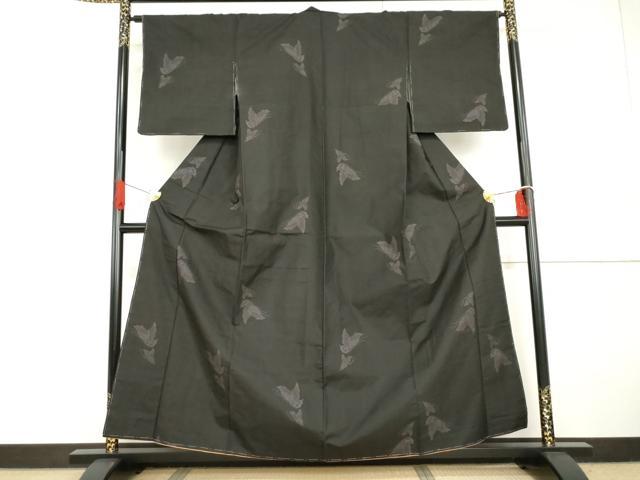 平和屋着物●本場大島紬 9マルキ 地空き 舞蝶文 黒地 正絹 逸品 未使用 AABG7827cs