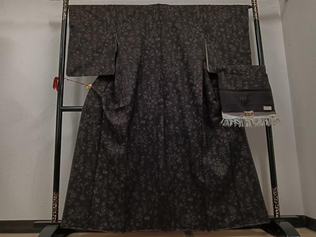 平和屋着物●上質な小紋 紬地 草花文 真裳苑特選 黒地 反端付き 正絹 逸品 未使用 AABG8499ph