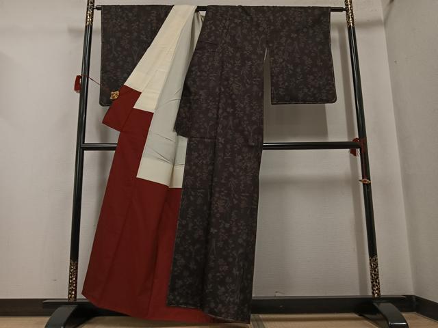 平和屋着物●上質な小紋 紬地 草花文 真裳苑特選 黒地 反端付き 正絹 逸品 未使用 AABG8499ph