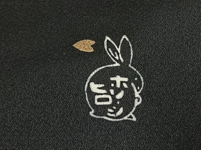 平和屋着物●人形作家・ホリヒロシ 小紋 横笛 黒地 金彩 正絹 逸品 AABH0582fy