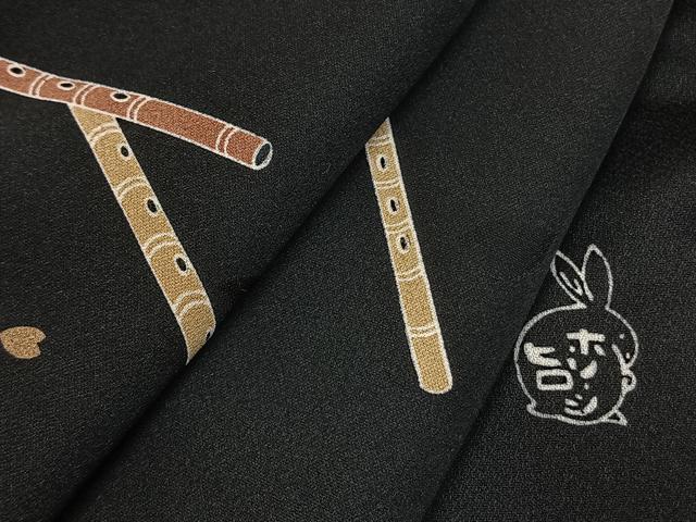 平和屋着物●人形作家・ホリヒロシ 小紋 横笛 黒地 金彩 正絹 逸品 AABH0582fy