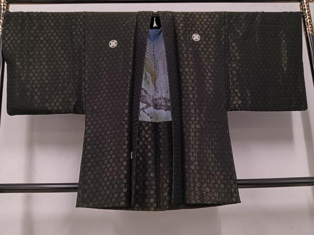 平和屋着物●男性 黒紋付・羽織セット 亀甲文 金通し地 正絹 逸品 AABH2070ph