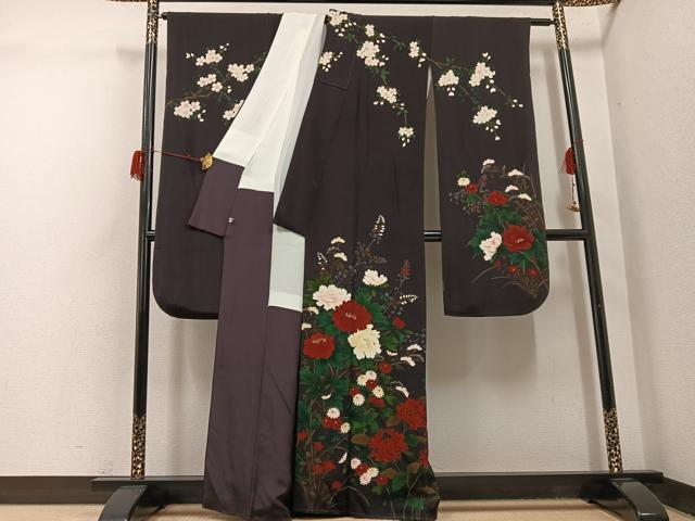 平和屋着物●豪華振袖 刺繍 草花文 黒紅色 金彩 鬼しぼ縮緬 正絹 逸品 AABH3069ph