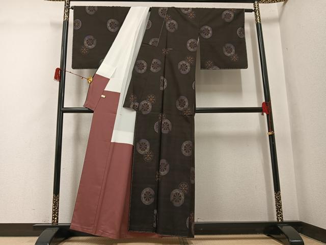 平和屋着物●本場大島紬 地空き カタス9マルキ 源氏車文 大山謹製 ほていや扱い 証紙付き 正絹 逸品 未使用 AABH3106ph