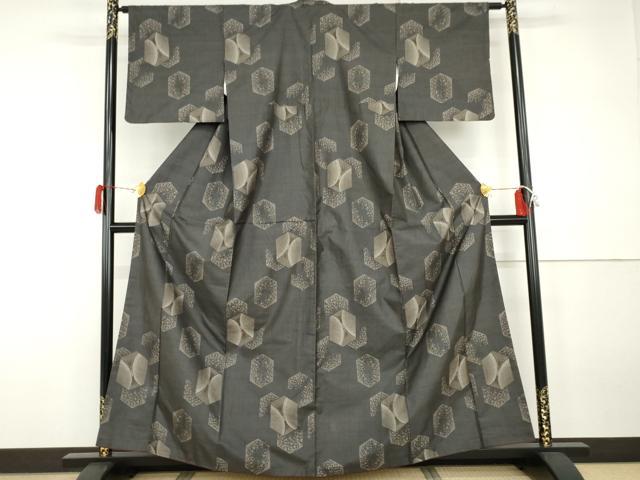 平和屋着物●本場大島紬　カタス9マルキ　総絣　亀甲重ね舞蝶文　正絹　逸品　AABH3704cs 平和屋着物○本場大島紬 カタス9マルキ 総絣 亀甲重ね舞蝶文