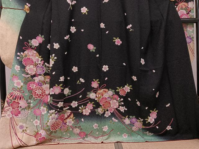 平和屋着物●豪華振袖 花毬文 暈し染め 黒地 金彩 金通し地 正絹 逸品 AABH8307ph