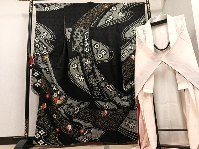 平和屋着物●豪華振袖・長襦袢(無双仕立て)セット 駒刺繍 絞り 花唐草文 黒地 金彩 正絹 逸品 AABI0587ph