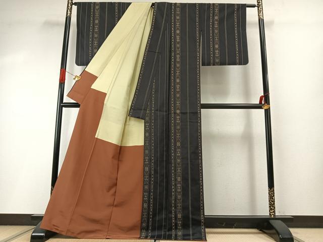 平和屋着物●本場大島紬 刺子 刺繍 幾何学文様 黒地 正絹 逸品 AABI1837fy